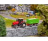 1/87 MF TRACTOR MET HAKSEL-AANHANGER (WIKING)